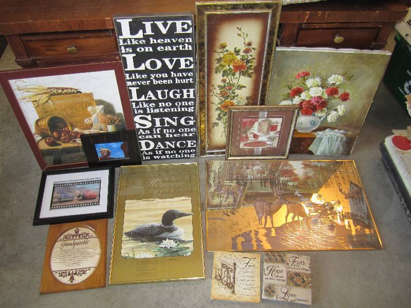 lot 193 image: Lot of misc wall decor. See all pho...