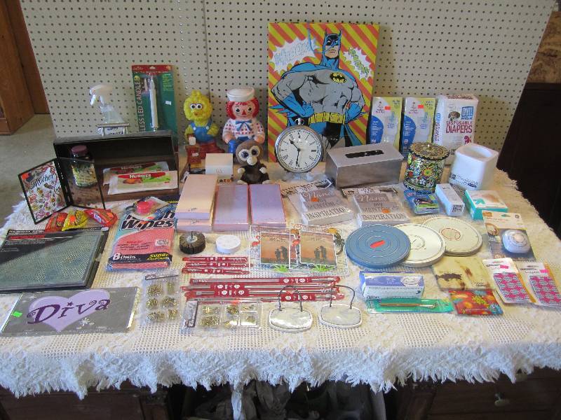 lot 197 image: Large lot of misc items all in a ni...