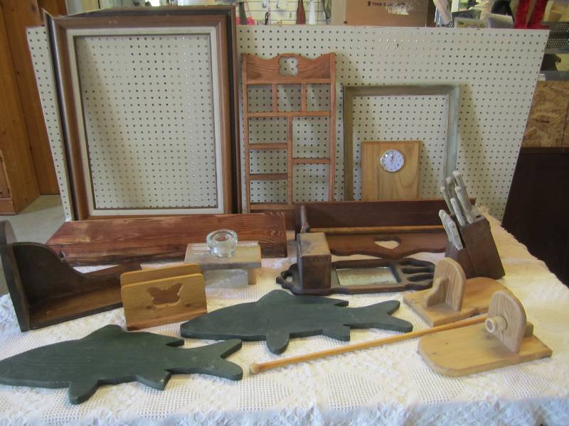 lot 198 image: Lot of misc wood items. ...