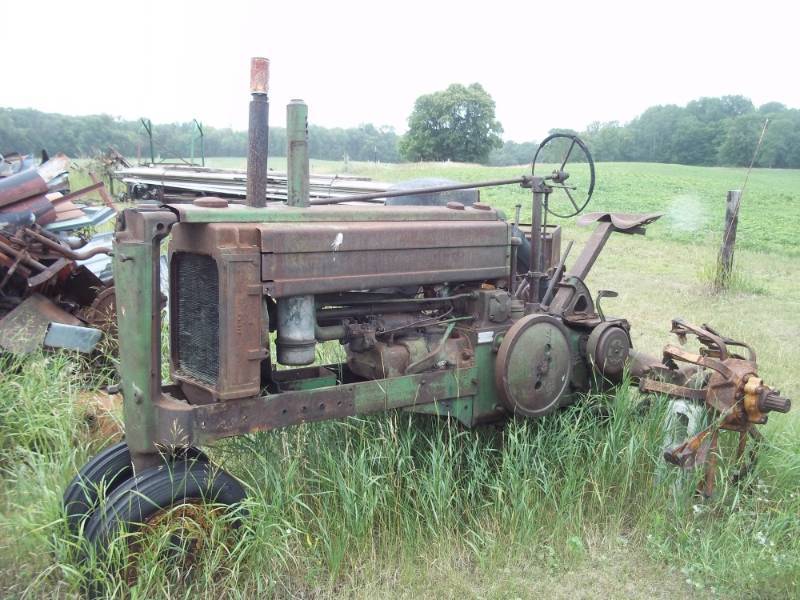 lot 2 image: 1939 B John Deere Tractor - engine does turn over