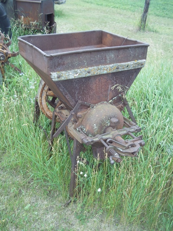 lot 6 image: Vintage Grain Berr grinder