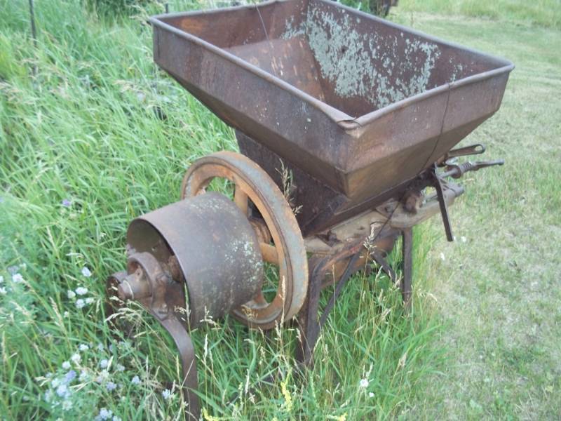 Vintage Grain Berr grinder Advanced Sales Erhard Farm Consignment Auction 208 KBID