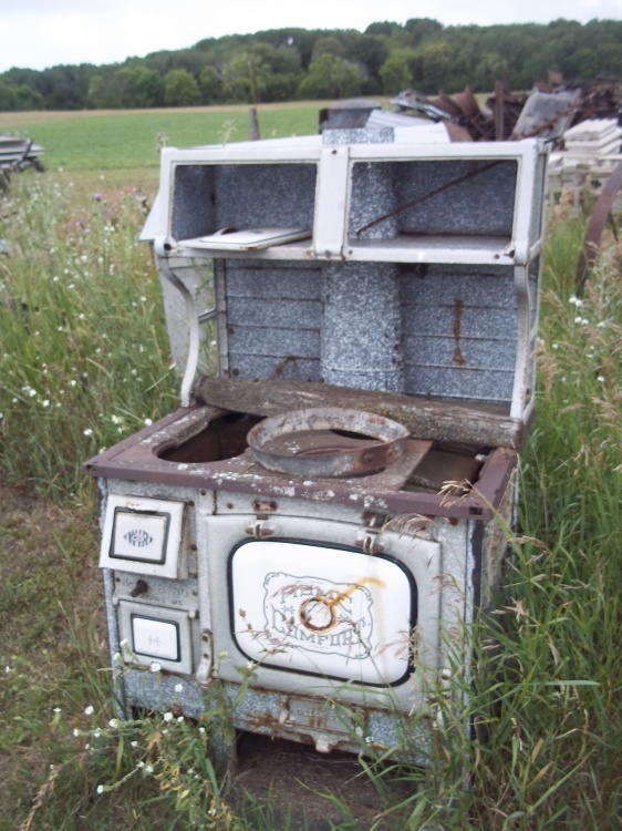 lot 12 image: Vintage Cook Stove - parts missing