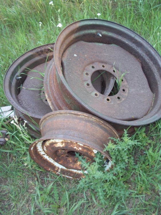 lot 26 image: Lot of 3 vintage rims