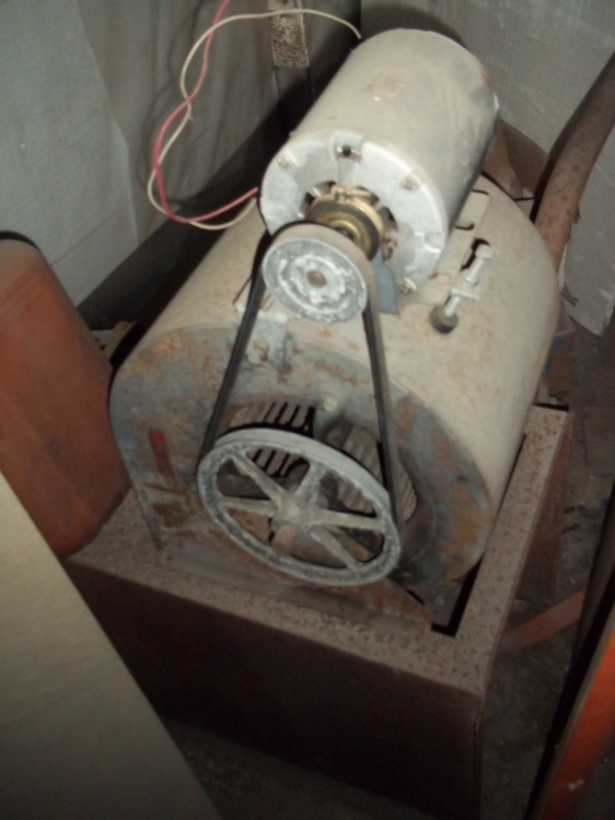 lot 31 image: Squirrel fan with motor