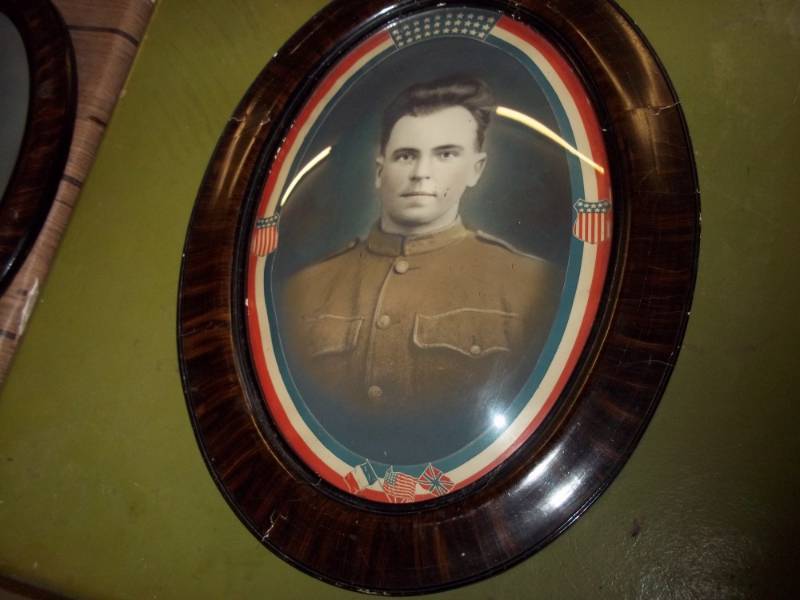 lot 32 image: Oval Antique picture frame