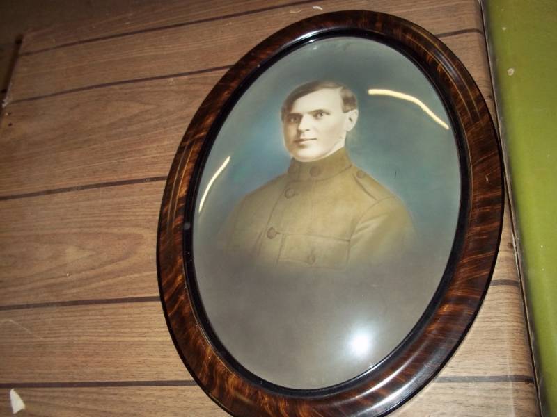 lot 33 image: Oval Antique picture frame