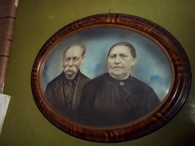 lot 34 image: Oval Antique picture frame