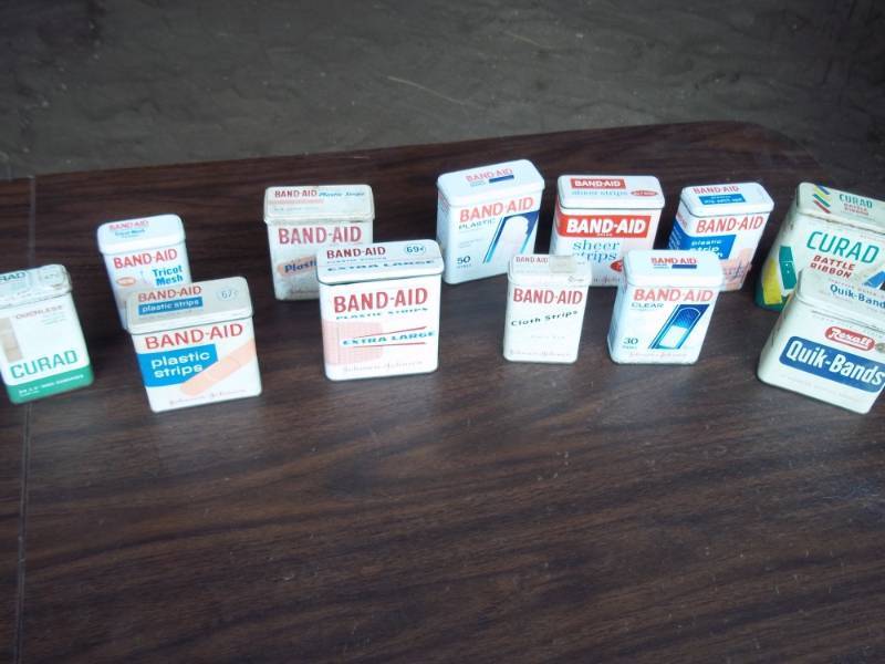 lot 39 image: Lot of bandaid tins