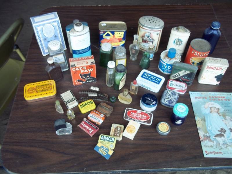 lot 40 image: Lot of vintage  tins including baby powder tins