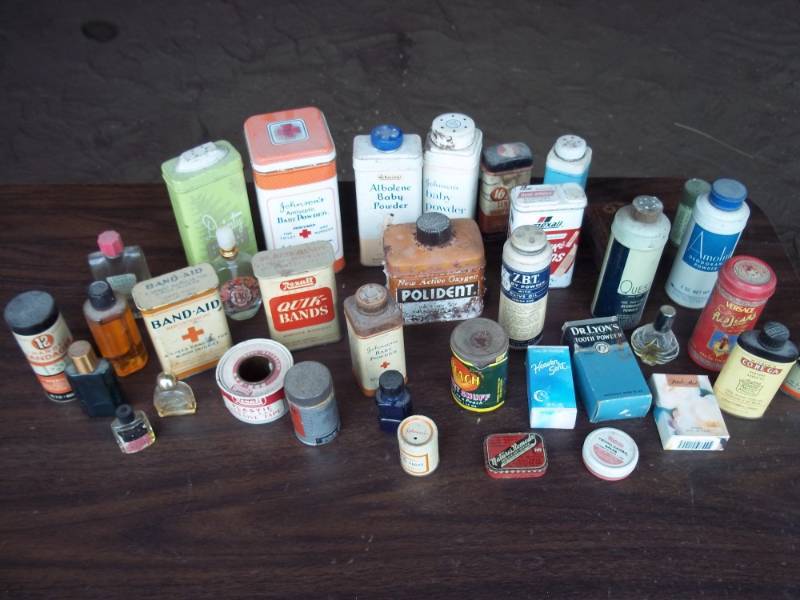lot 41 image: Lot of vintage tins including baby powder, perfumes, etc