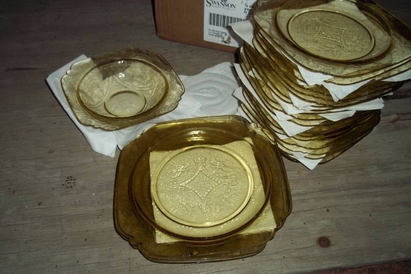 lot 82 image: Depression glass includes 17 luncheon plates, 3 dinner plates and bowl