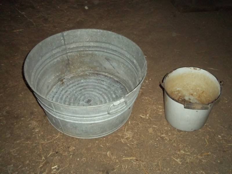 lot 94 image: Vintage Pail and tub