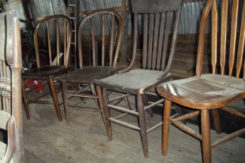 lot 102 image: Lot of 4 Vintage assorted chairs