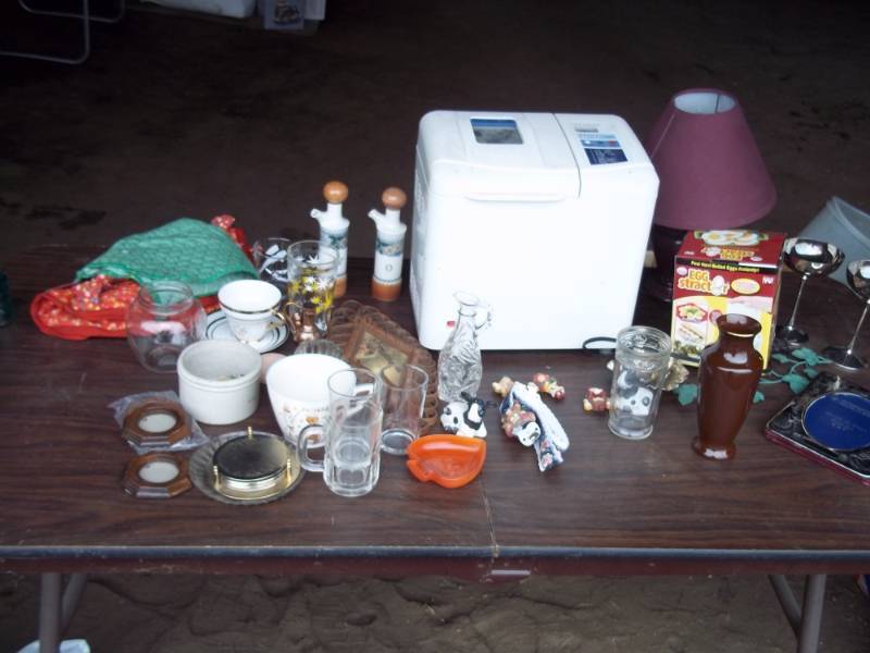 lot 104 image: Lot of Dcor including Bread Machine