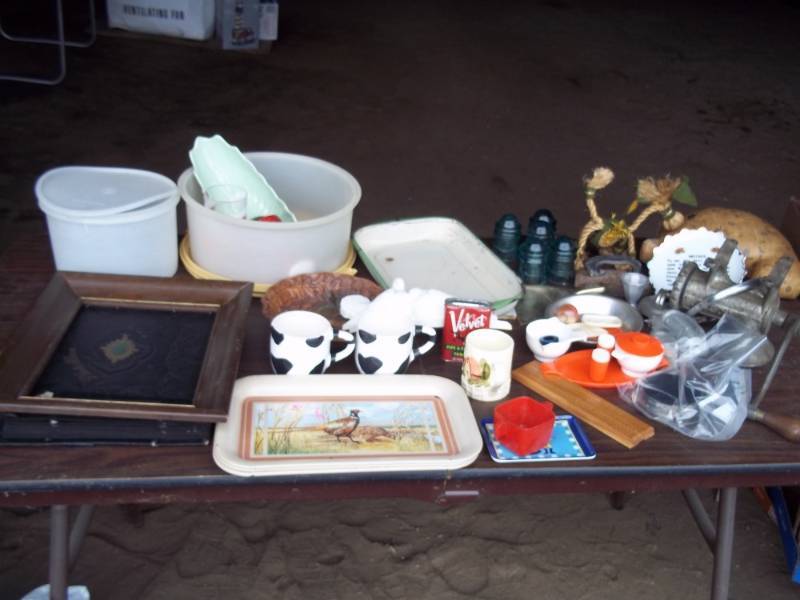 lot 105 image: Lot of Dcor including Heavy Duty Meat Grinder