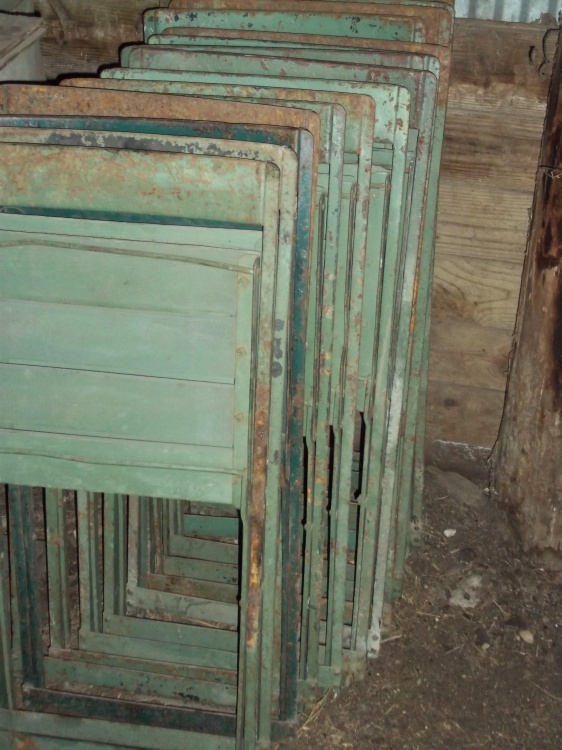 lot 111 image: Lot of 16 Vintage Metal and Wood folding chairs