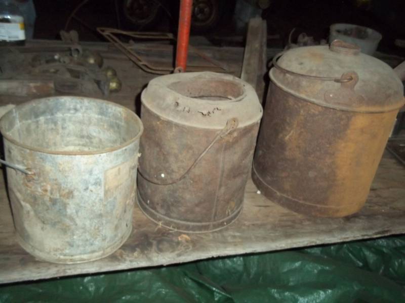 lot 129 image: Lot of 2 Gas can 1 is a Eagle gas can and a vintage bucket