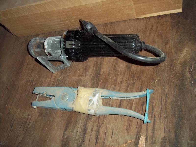 lot 130 image: Electric Dehorner and Ear tagger
