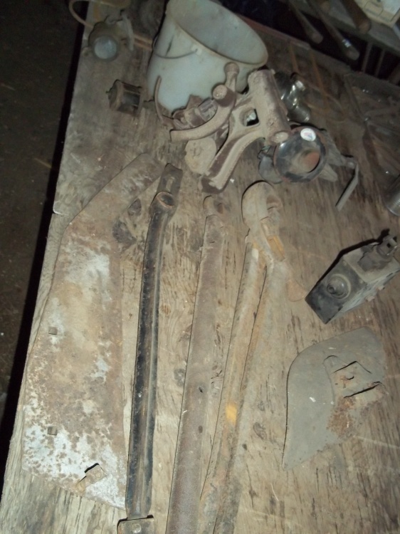 lot 137 image: Lot of Vintage Parts