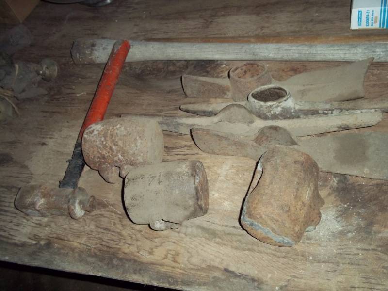 lot 139 image: Lot of sledge hammer heads, maul heads, etc
