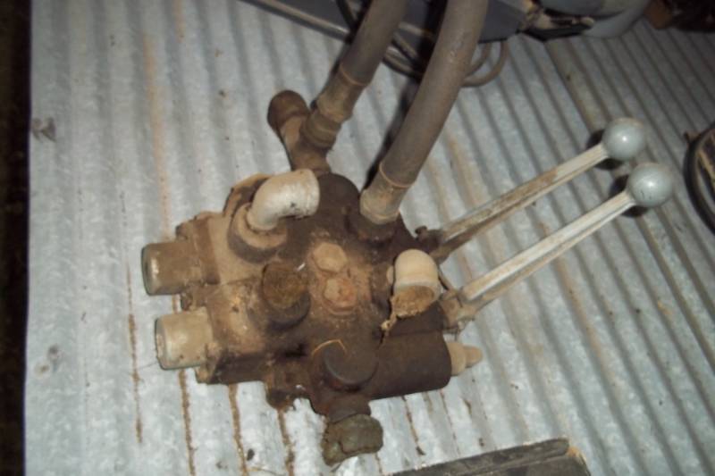 lot 163 image: Dual Hydraulic Valve Control