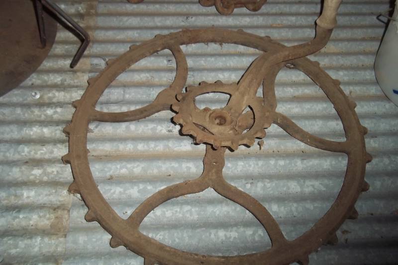 lot 167 image: Fanning mill handle with gear