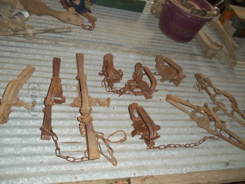 lot 173 image: Lot of 9 traps