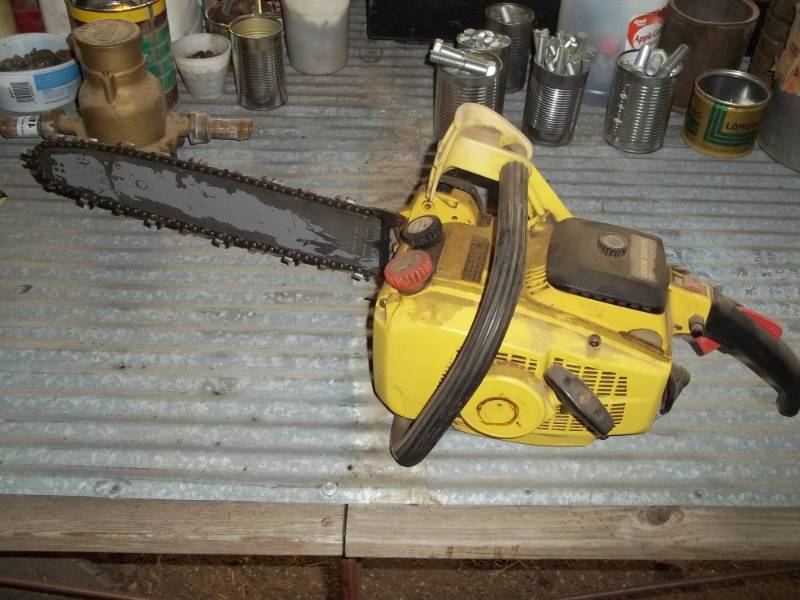 lot 181 image: John Deere 55B Chain Saw  16 in bar