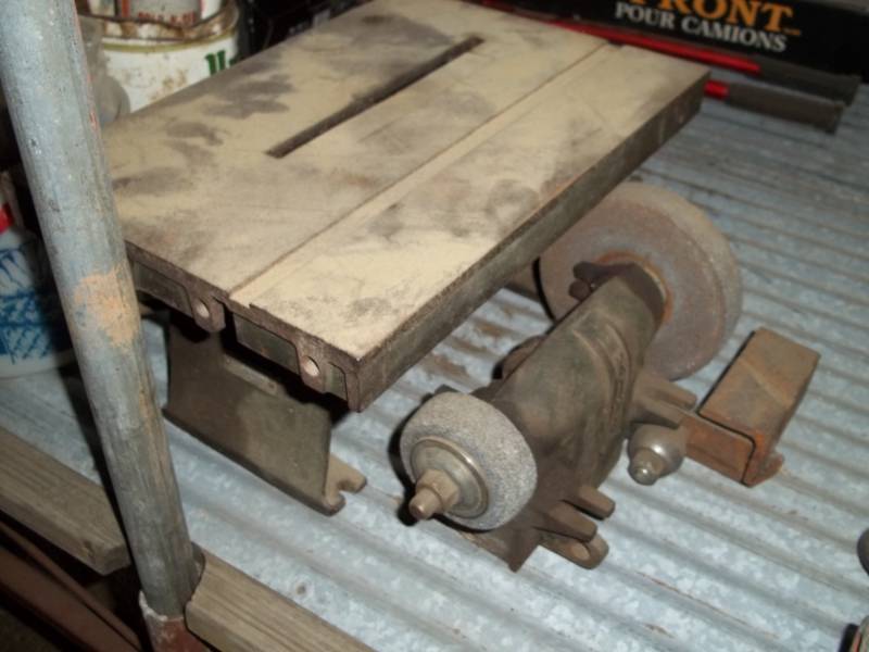 lot 183 image: Small Table saw base and bench grinder