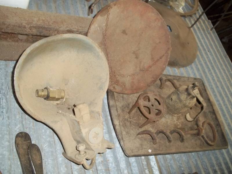 lot 194 image: Station water bowl, ground anchor, etc