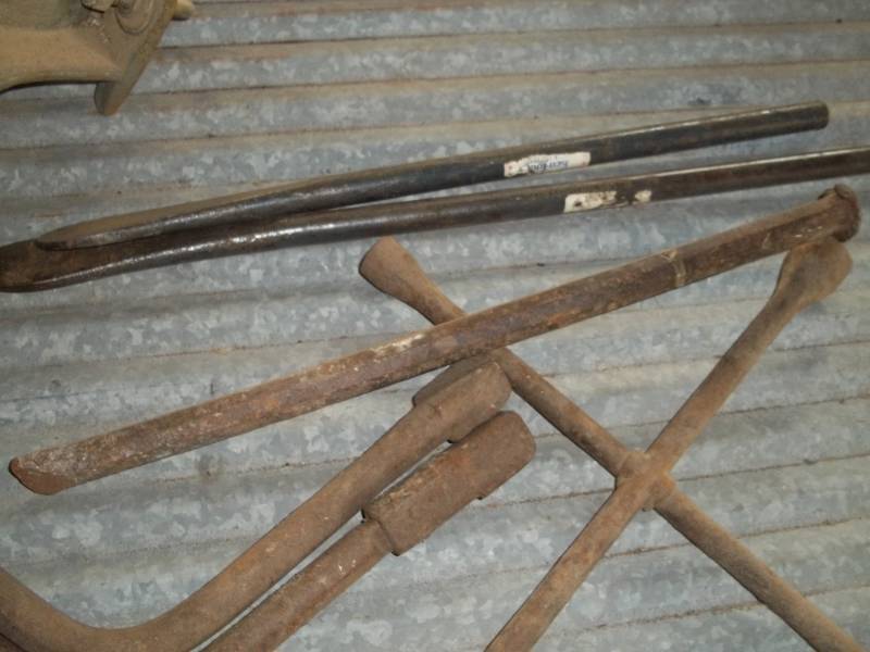 lot 195 image: Tire bars, tire wrenches
