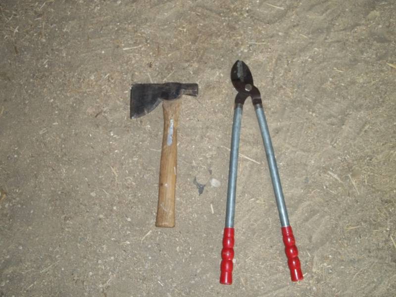lot 198 image: Pruners and Hachet