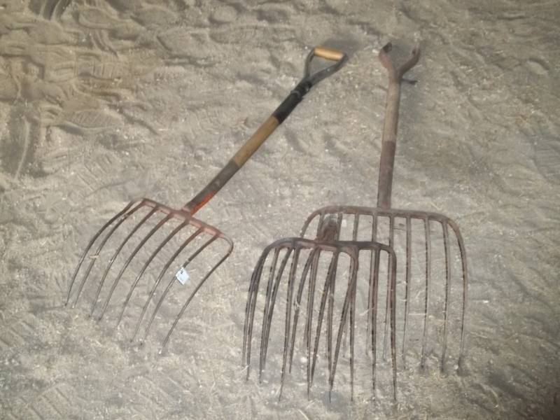 lot 199 image: Lot of silage forks and parts
