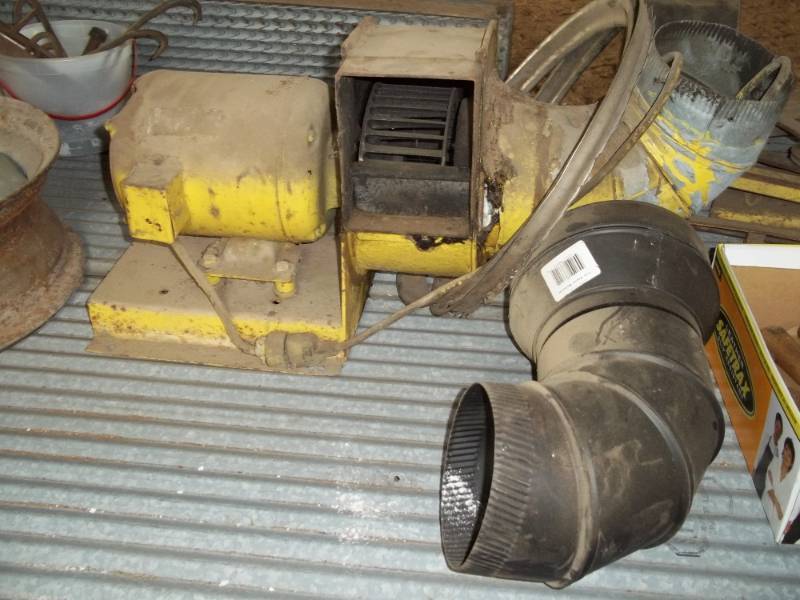 lot 205 image: Blower and pipe