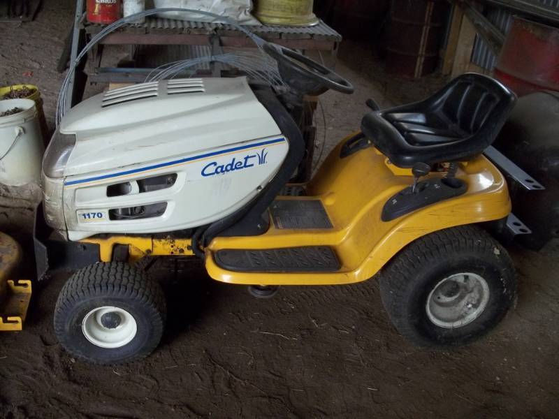 lot 214 image: Cub Cadet Lawn Mower  Model 1170 with 17 hp Briggs & Stratton Has 38 in deck and bagger