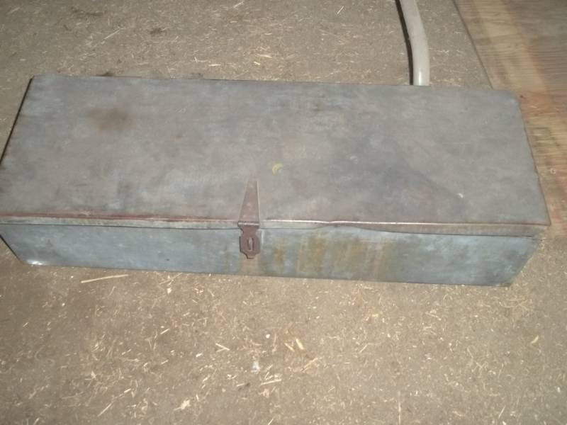 lot 217 image: Metal Thrashing Machine Tool Box  36 in wide
