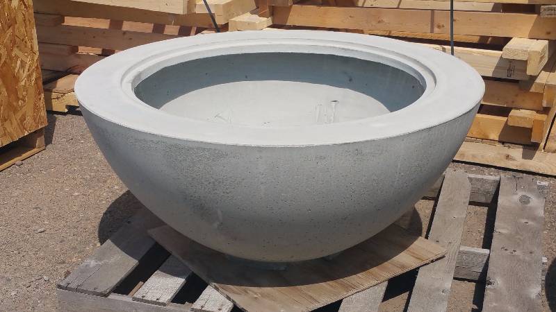 lot 1 image: Large Concrete Planter