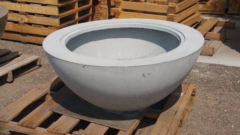 lot 3 image: Large Concrete Planter