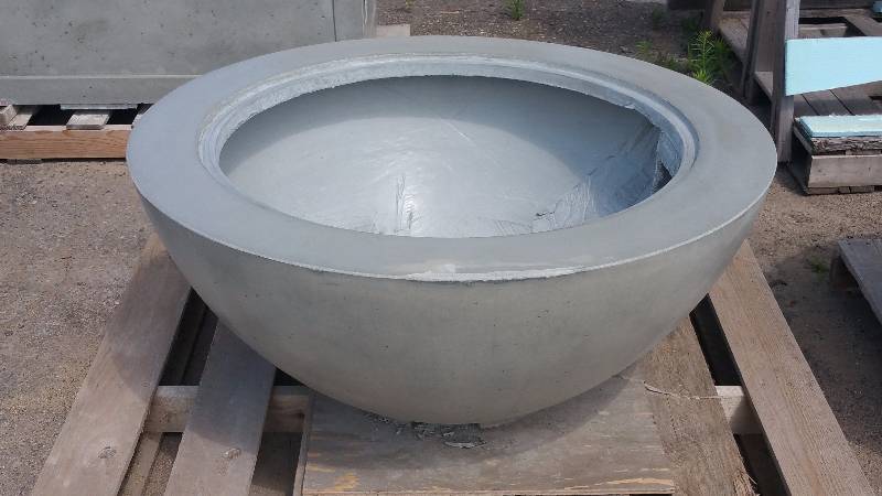 lot 7 image: Large Concrete Planter