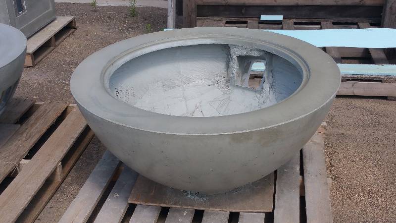 lot 8 image: Large Concrete Planter