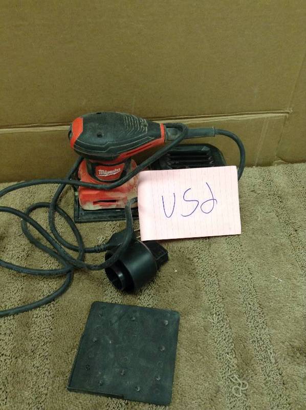 Milwaukee 3 Amp 14 Sheet Corded Palm Sander Model#  6033-21 in working conditions