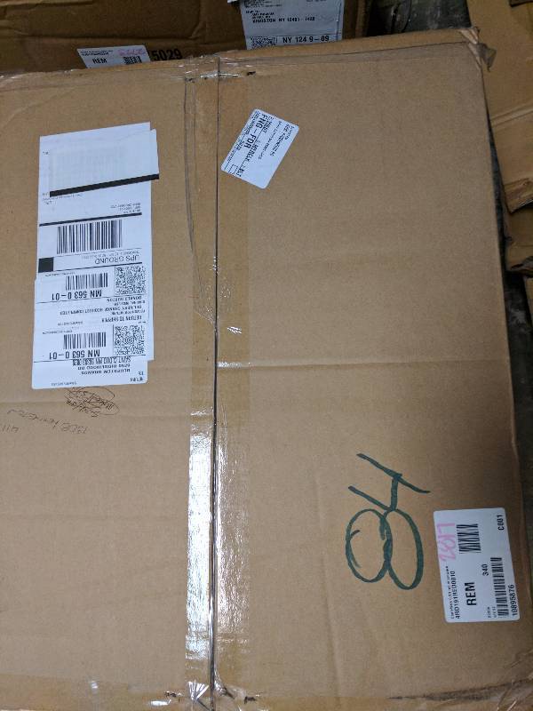 lot 84 image: Chef�s Mark .9 cu. ft. 900-Watt Microwave Oven - Red