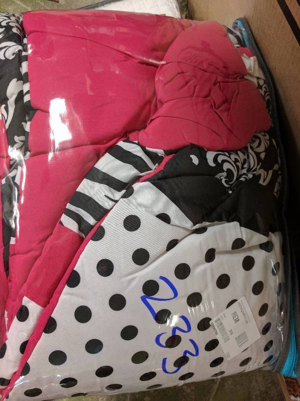 lot 233 image: Mi Zone Gemma Comforter Set - Pink FullQueen