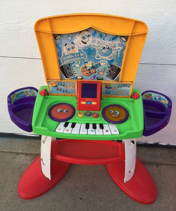 lot 9 image: Kids Keyboard and Ball Games