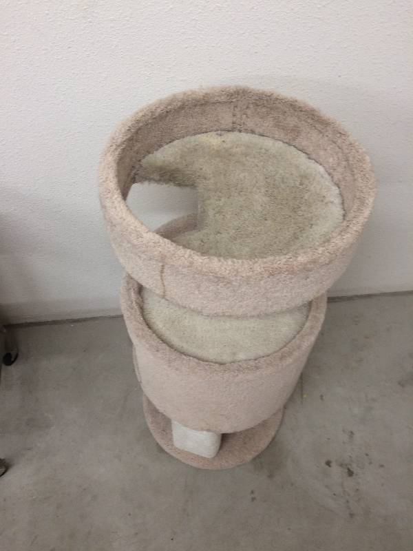 lot 17 image: Cat Scratcher