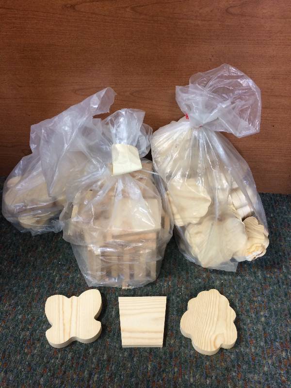 lot 22 image: Crafters Wooden Blocks