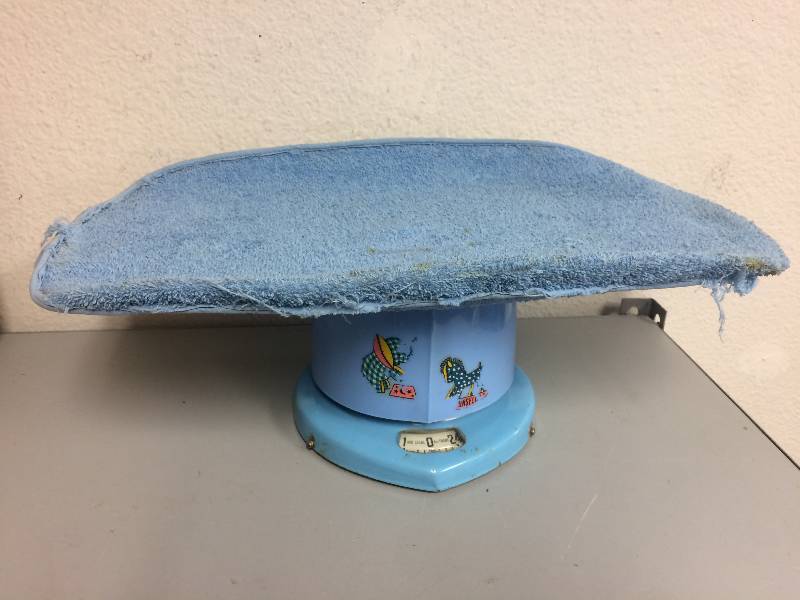 lot 26 image: Vintage Baby Scale