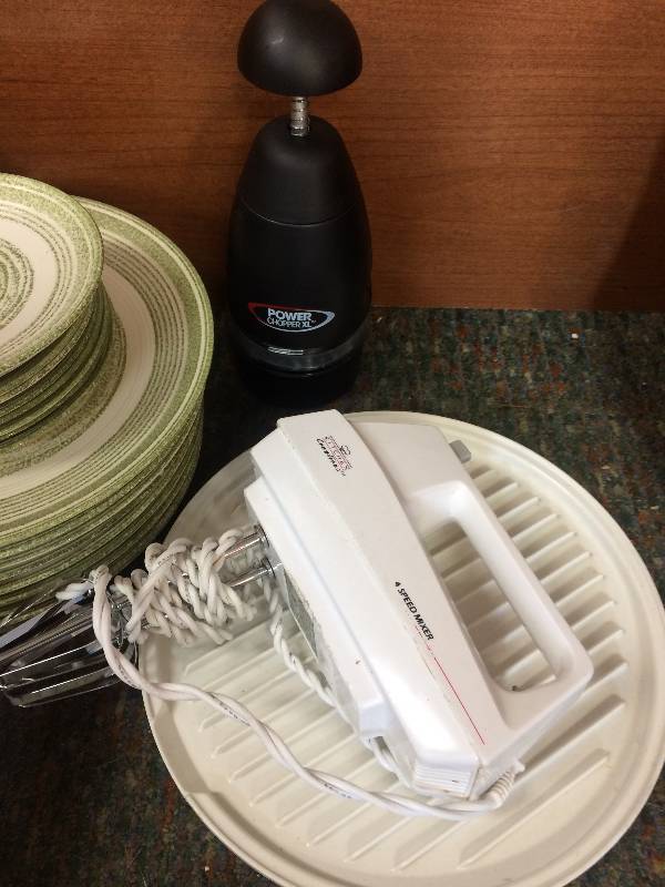 lot 69 image: Dishes and Small Kitchen Tools