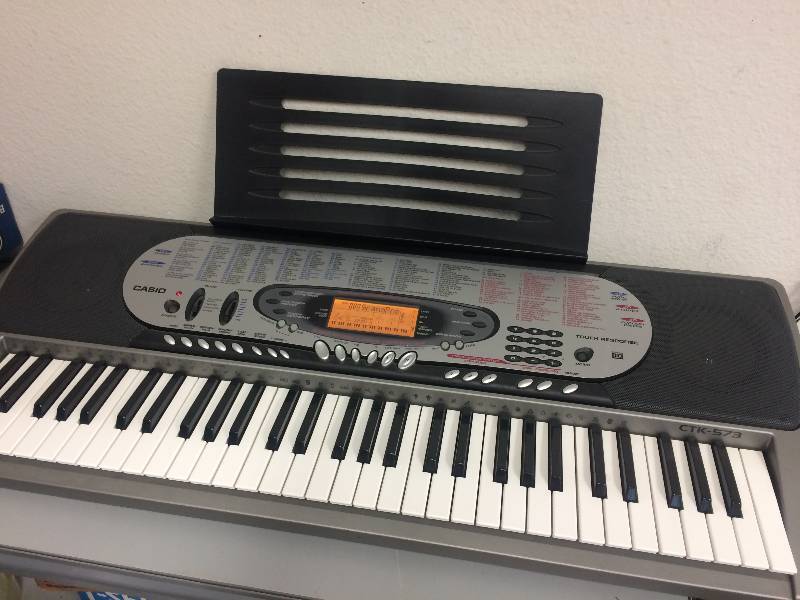 lot 52 image: Casio Keyboard